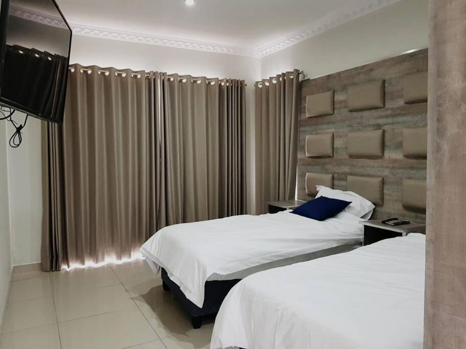 8sindoor Indoor Pool4 Bedroom Villagreat View And Backup Power Apartment Clarens
